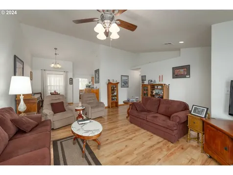 400 Sunnyside Drive Winston OR 97496