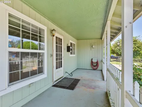 1211 S 7th Avenue Kelso WA 98626