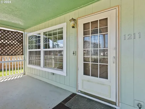 1211 S 7th Avenue Kelso WA 98626