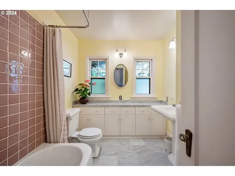 1933 Ne 61st Avenue Portland OR 97213