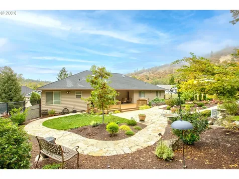 1755 NE Reagan Drive Roseburg OR 97470
