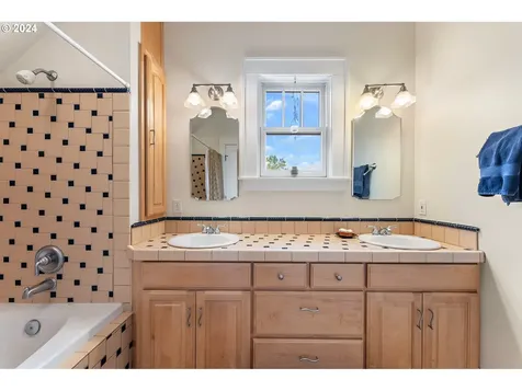 2243 Se Cypress Avenue Portland OR 97214