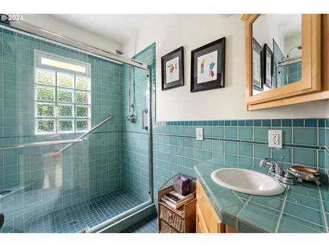 2243 Se Cypress Avenue Portland OR 97214