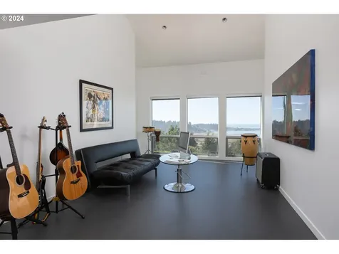 179 Siletz Highway Lincoln City OR 97367