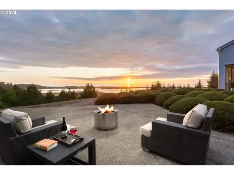 179 Siletz Highway Lincoln City OR 97367