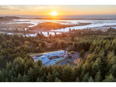 179 Siletz Highway Lincoln City OR 97367