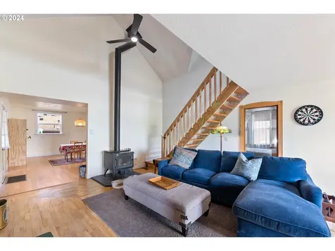 8848 N Burrage Avenue Portland OR 97217