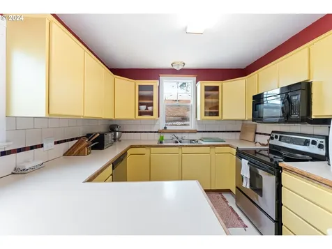 8848 N Burrage Avenue Portland OR 97217