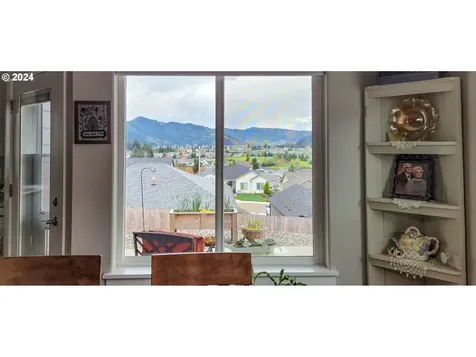 834 Medina Avenue Sutherlin OR 97479