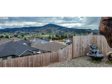 834 Medina Avenue Sutherlin OR 97479