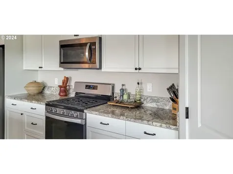 834 Medina Avenue Sutherlin OR 97479