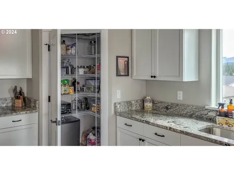 834 Medina Avenue Sutherlin OR 97479