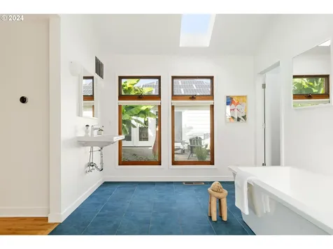 6444 SE Stark Street Portland OR 97215