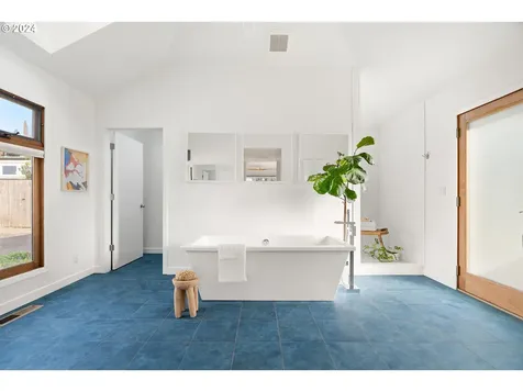 6444 SE Stark Street Portland OR 97215
