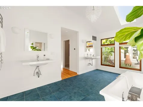 6444 SE Stark Street Portland OR 97215