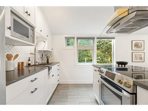 6444 SE Stark Street Portland OR 97215