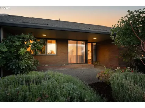 6444 SE Stark Street Portland OR 97215