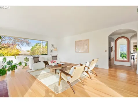 6444 SE Stark Street Portland OR 97215