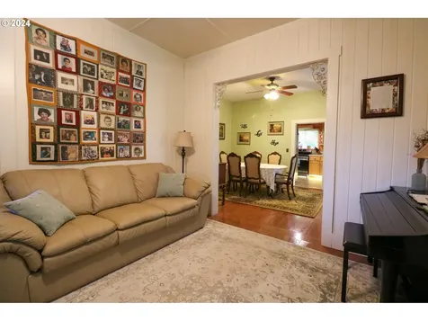 37 S Baxter Street Coquille OR 97423
