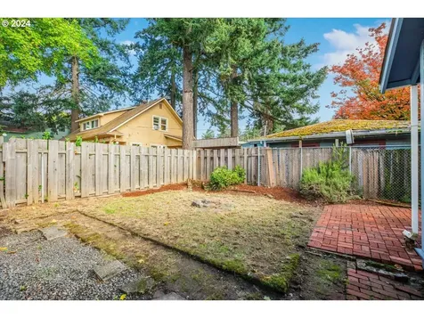 1213 N Ainsworth Street Portland OR 97217