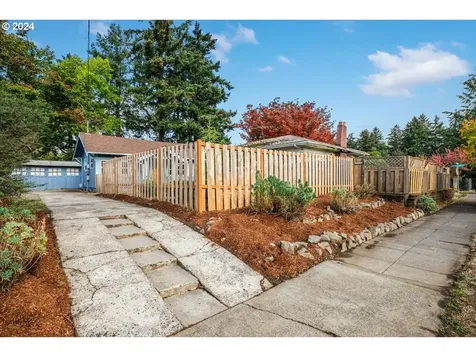 1213 N Ainsworth Street Portland OR 97217