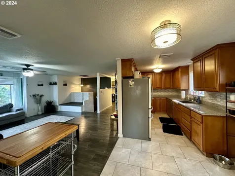 1257 SE Washington Avenue Roseburg OR 97470