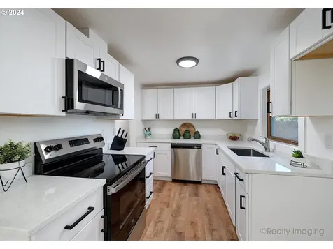 10325 SE Reedway Street Portland OR 97266