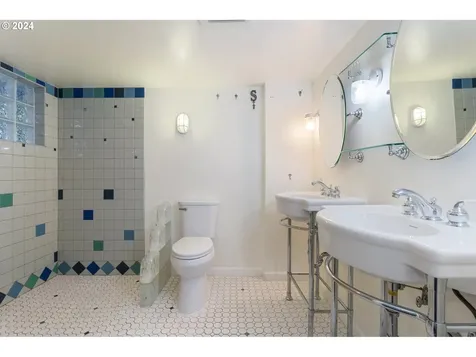 4933 NE Garfield Avenue Portland OR 97211