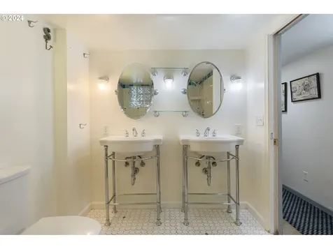 4933 NE Garfield Avenue Portland OR 97211