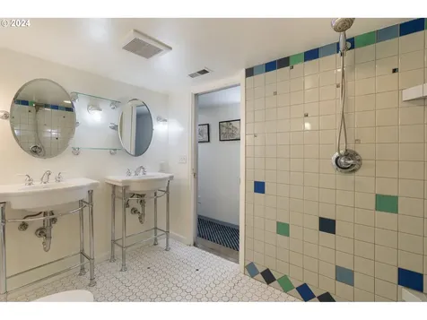 4933 NE Garfield Avenue Portland OR 97211