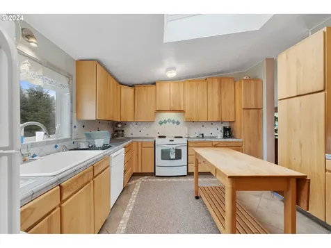 985 Hollyridge Drive Tillamook OR 97141