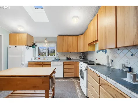 985 Hollyridge Drive Tillamook OR 97141