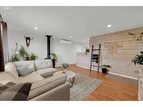 311 W F Street Creswell OR 97426