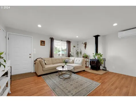 311 W F Street Creswell OR 97426
