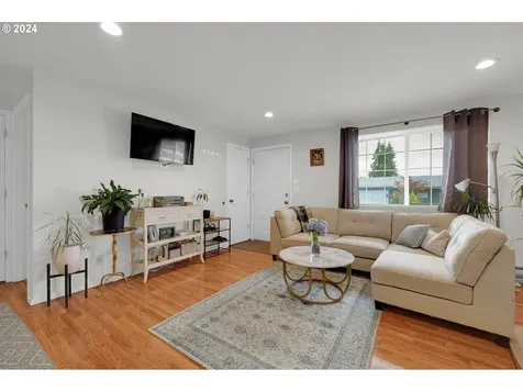 311 W F Street Creswell OR 97426