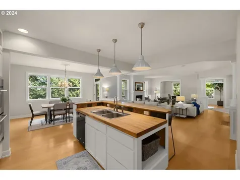 8437 Sw 42nd Avenue Portland OR 97219