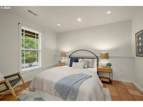 8437 Sw 42nd Avenue Portland OR 97219