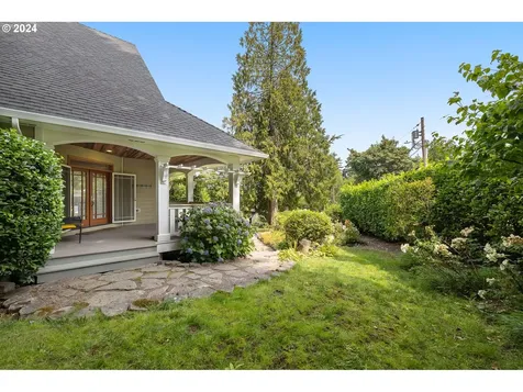 8437 Sw 42nd Avenue Portland OR 97219