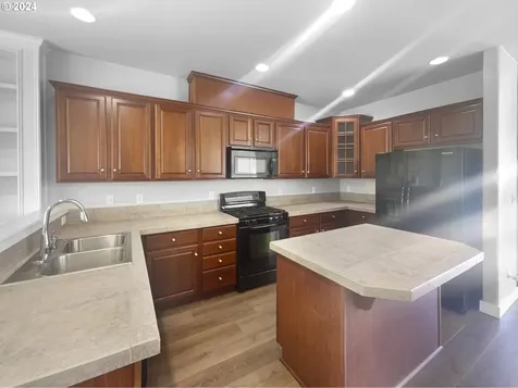 3713 E Oak Grove Street Newberg OR 97132