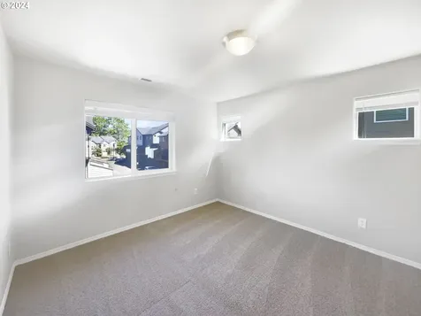 3713 E Oak Grove Street Newberg OR 97132