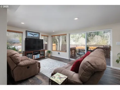 429 E Evans Drive Tidewater OR 97390