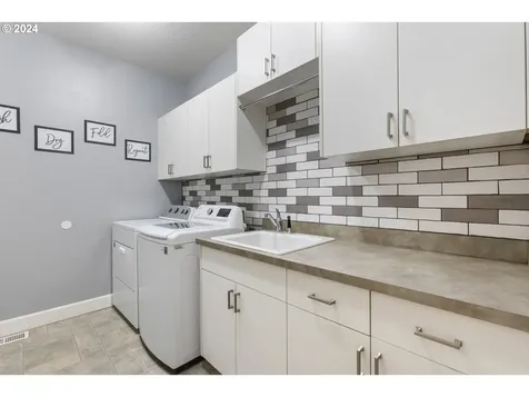 895 NE Addison Court Hillsboro OR 97124