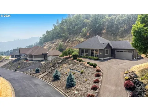 1324 Ne Rocky Drive Roseburg OR 97470