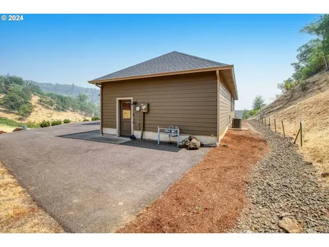 1324 Ne Rocky Drive Roseburg OR 97470