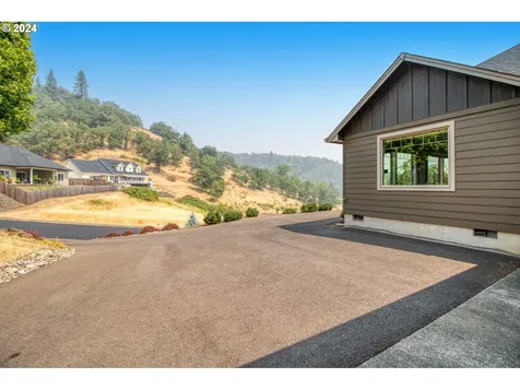 1324 Ne Rocky Drive Roseburg OR 97470
