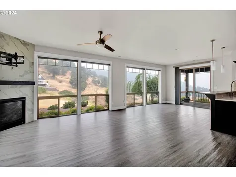 1324 Ne Rocky Drive Roseburg OR 97470