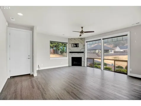 1324 Ne Rocky Drive Roseburg OR 97470