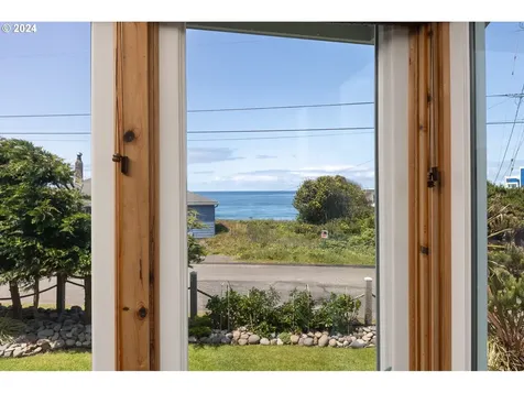 5628 Nw Jetty Avenue Lincoln City OR 97367