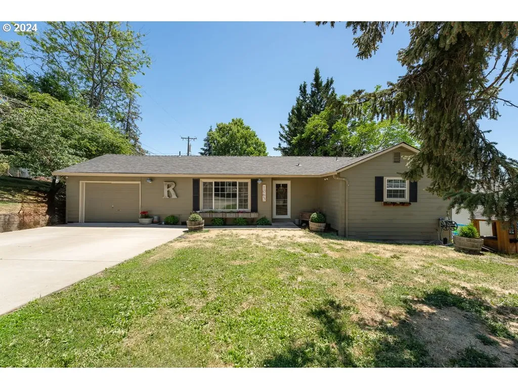 1063 Ne Knoll Avenue Roseburg OR 97470