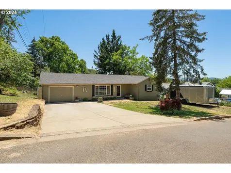 1063 Ne Knoll Avenue Roseburg OR 97470